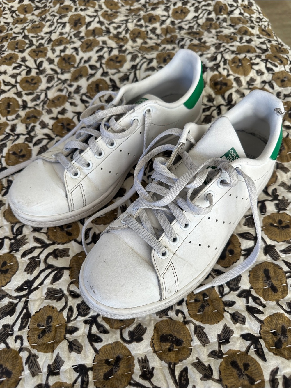 Stan Smith Classic Sneakers with Green Heel Accent